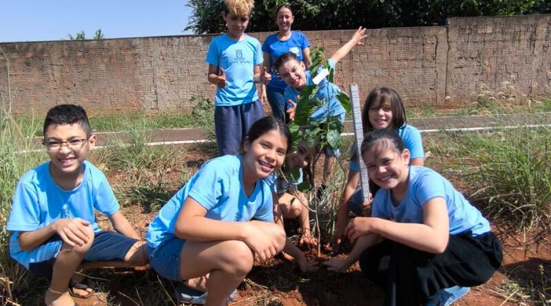 Prefeitura promove plantio de 25 mudas em escola da Capital