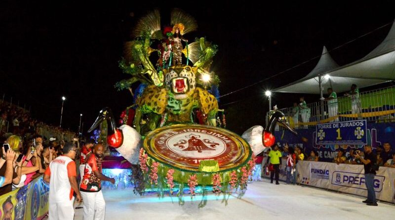Carnaval reúne 15 mil pessoas no primeiro dia de desfiles