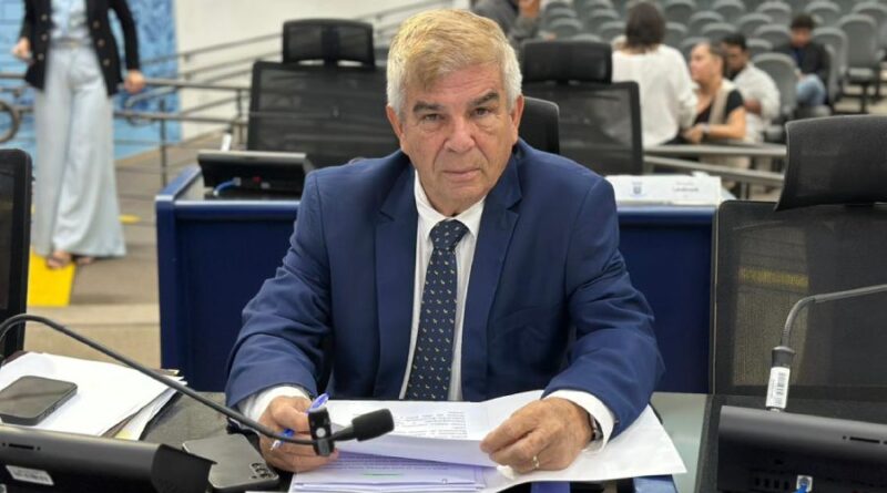 Vereador Veterinário Francisco protocola projeto que proíbe venda de fogos com estampido em Campo Grande Vereador Veterinário Francisco protocola projeto que proíbe venda de fogos com estampido em Campo Grande