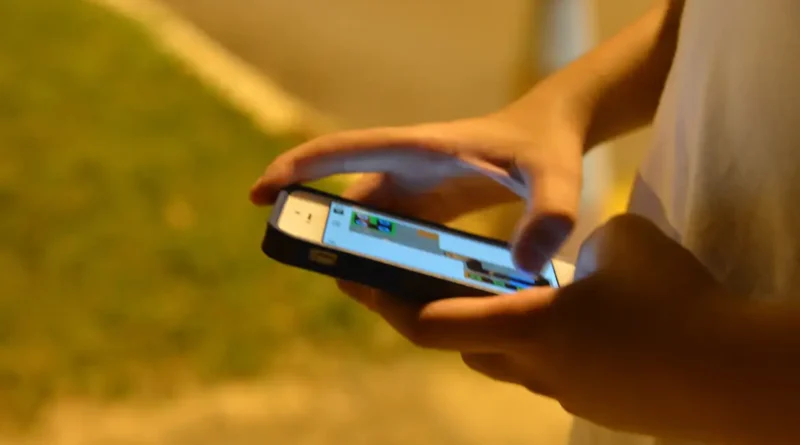 Rolagem infinita será proibida ao público infantil nas redes