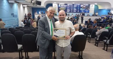 Vereador Veterinário Francisco homenageia Thiego Matheus pelos 12 anos de dedicação à barbearia