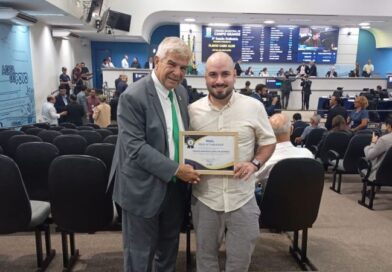 Vereador Veterinário Francisco homenageia Thiego Matheus pelos 12 anos de dedicação à barbearia