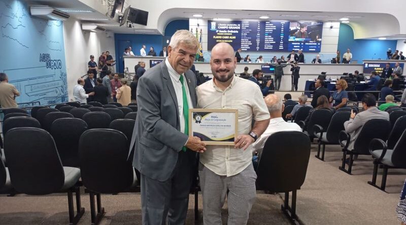 Vereador Veterinário Francisco homenageia Thiego Matheus pelos 12 anos de dedicação à barbearia