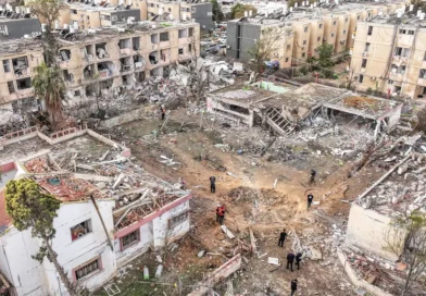 Ataques iranianos com mísseis atingem cidades israelenses no deserto Ataques iranianos com mísseis atingem cidades israelenses no deserto