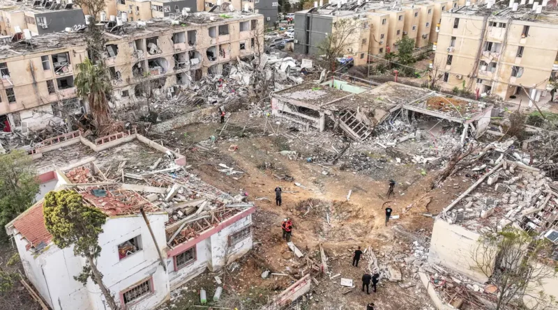 Ataques iranianos com mísseis atingem cidades israelenses no deserto Ataques iranianos com mísseis atingem cidades israelenses no deserto