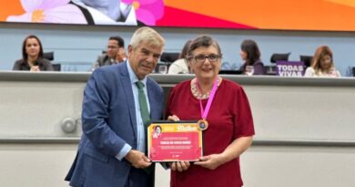 Vereador Veterinário Francisco homenageia professora Tereza Nobre em sessão solene do Dia da Mulher