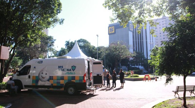 Praça Ary Coelho virou ponto central da vacinação no Dia D na capital