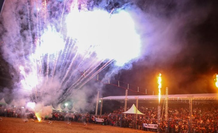 Em noite de festa, Bodoquena ganha novas moradias e obras urbanas para atender a população Em noite de festa, Bodoquena ganha novas moradias e obras urbanas para atender a população