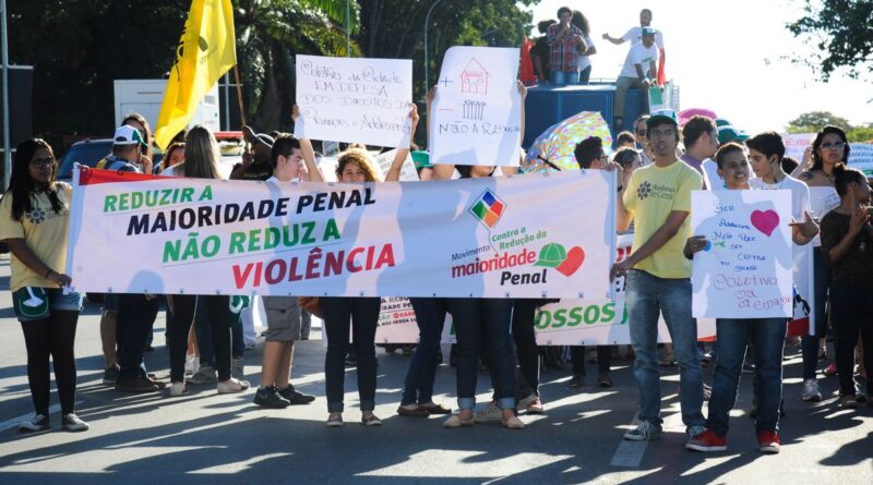 CCJ retoma nesta terça debate sobre redução da maioridade penal CCJ retoma nesta terça debate sobre redução da maioridade penal