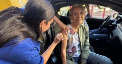 SES aplica 2,4 mil doses no primeiro fim de semana de drive-thru e prorroga vacinação até 24 de maio SES aplica 2,4 mil doses no primeiro fim de semana de drive-thru e prorroga vacinação até 24 de maio