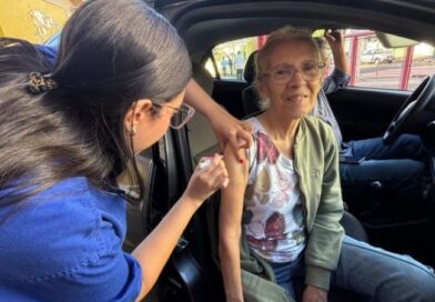 SES aplica 2,4 mil doses no primeiro fim de semana de drive-thru e prorroga vacinação até 24 de maio SES aplica 2,4 mil doses no primeiro fim de semana de drive-thru e prorroga vacinação até 24 de maio