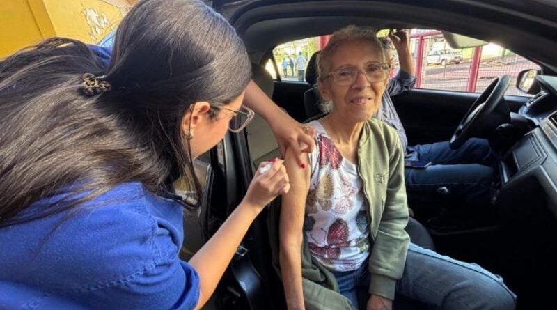 SES aplica 2,4 mil doses no primeiro fim de semana de drive-thru e prorroga vacinação até 24 de maio SES aplica 2,4 mil doses no primeiro fim de semana de drive-thru e prorroga vacinação até 24 de maio