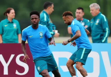 Com dúvida na direita, Brasil encerra preparação para encarar Escócia Com dúvida na direita, Brasil encerra preparação para encarar Escócia