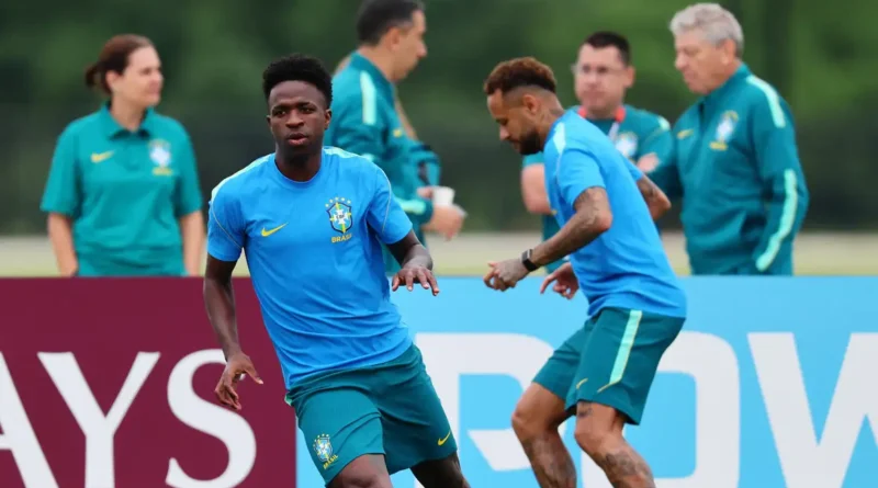 Com dúvida na direita, Brasil encerra preparação para encarar Escócia Com dúvida na direita, Brasil encerra preparação para encarar Escócia