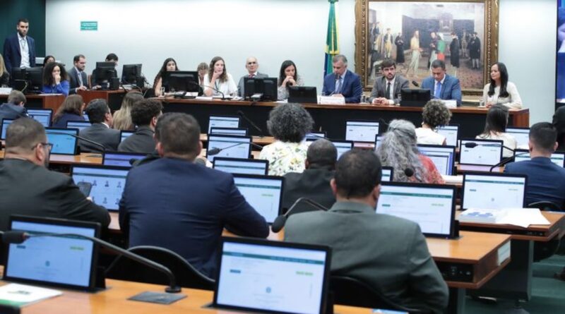 Deputados votam redução da maioridade penal em comissão Deputados votam redução da maioridade penal em comissão