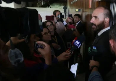 STF condena Eduardo Bolsonaro a inelegibilidade e a 4 anos de prisão STF condena Eduardo Bolsonaro a inelegibilidade e a 4 anos de prisão