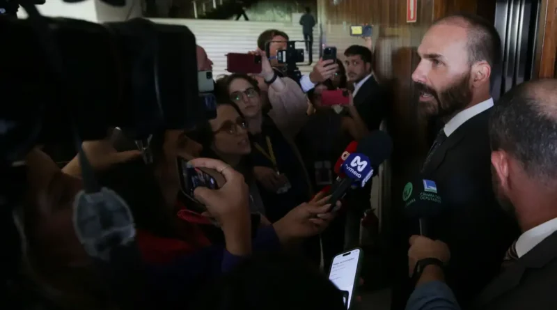 STF condena Eduardo Bolsonaro a inelegibilidade e a 4 anos de prisão STF condena Eduardo Bolsonaro a inelegibilidade e a 4 anos de prisão