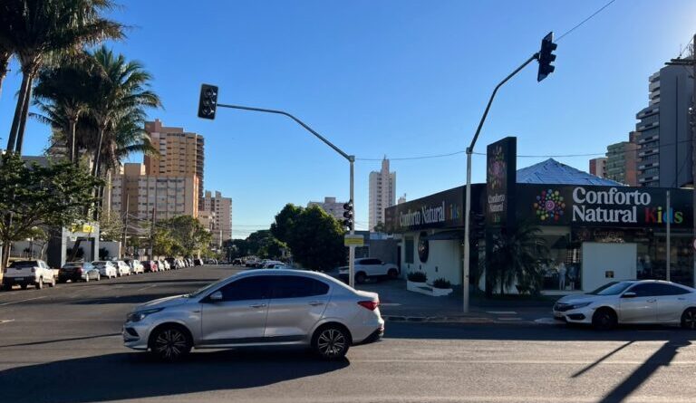 Agetran ativa semáforo na 25 de Dezembro com Maracaju