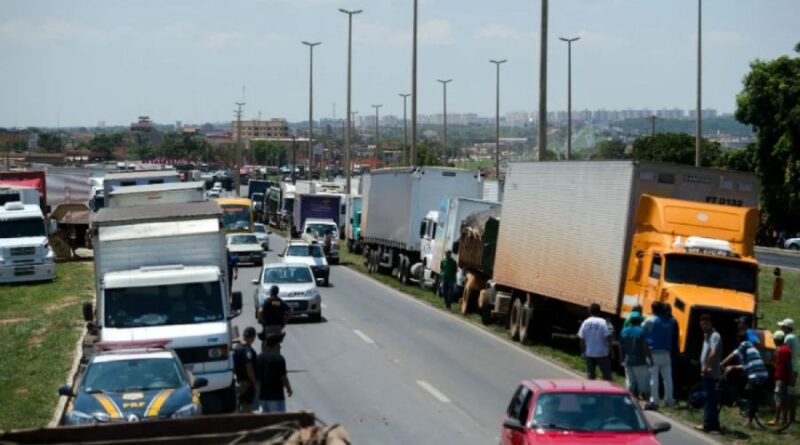 Governo aciona AGU após ameaça de paralisação dos caminhoneiros