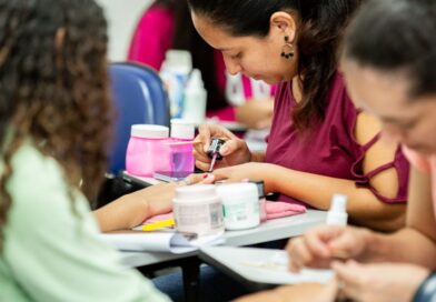 Curso gratuito de manicure abre programação do Agosto Lilás