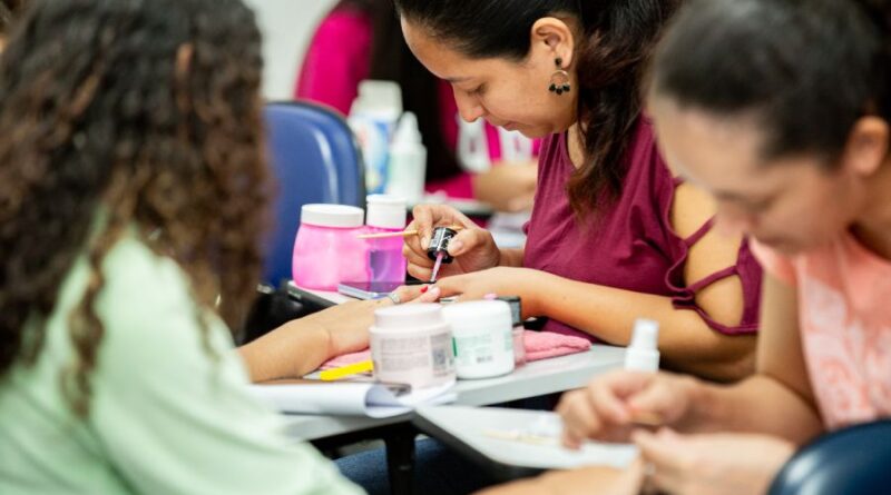 Curso gratuito de manicure abre programação do Agosto Lilás