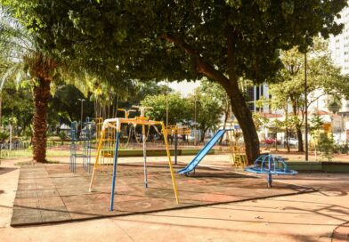 Praça Ary Coelho ganha novo parquinho infantil Praça Ary Coelho ganha novo parquinho infantil