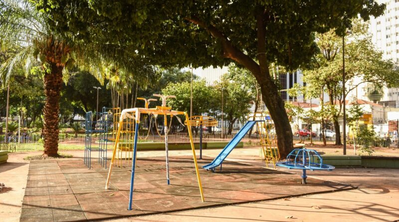 Praça Ary Coelho ganha novo parquinho infantil Praça Ary Coelho ganha novo parquinho infantil