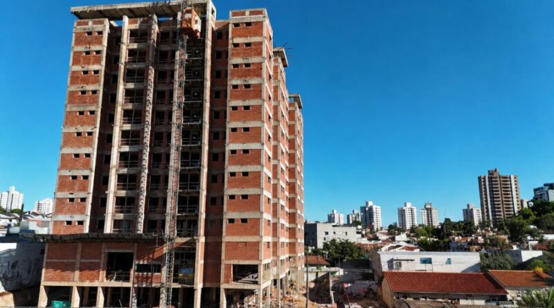 PrefCG moderniza políticas econômicas e vê PIB crescer acima da média PrefCG moderniza políticas econômicas e vê PIB crescer acima da média