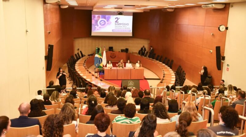 Simpósio debate violência política contra mulheres Simpósio debate violência política contra mulheres