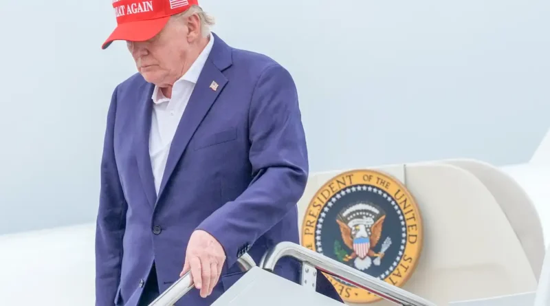 Trump afirma que Irã deveria se render e ameaça bombardear Omã Trump afirma que Irã deveria se render e ameaça bombardear Omã