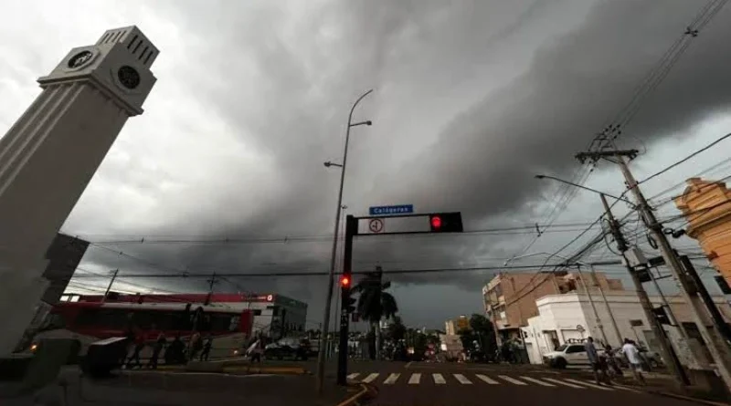 Alerta laranja indica risco de tempestade em Campo Grande Alerta laranja indica risco de tempestade em Campo Grande