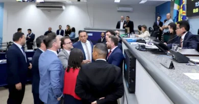 Vereadores aprovam cinco projetos na sessão desta quinta-feira Vereadores aprovam cinco projetos na sessão desta quinta-feira