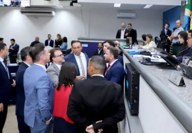 Vereadores aprovam cinco projetos na sessão desta quinta-feira Vereadores aprovam cinco projetos na sessão desta quinta-feira