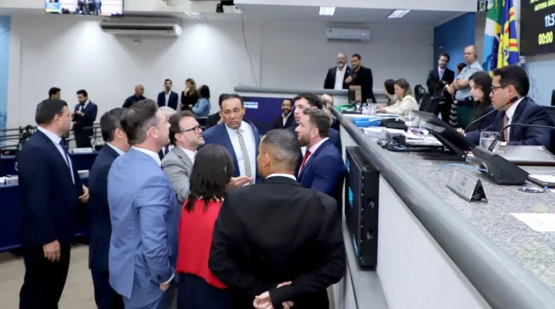 Vereadores aprovam cinco projetos na sessão desta quinta-feira Vereadores aprovam cinco projetos na sessão desta quinta-feira