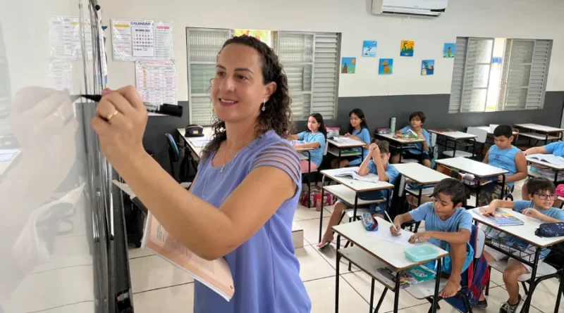 Prefeitura sanciona reajuste salarial de profissionais do magistério; Confira