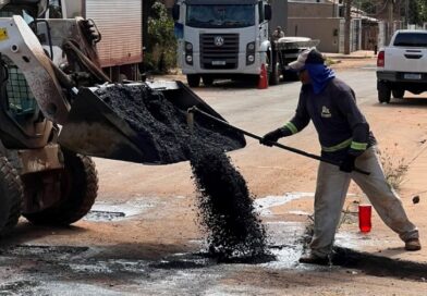 Prefeitura assina ordem de serviço para 12 frentes de trabalho e acelera tapa-buraco nas sete regiões Prefeitura assina ordem de serviço para 12 frentes de trabalho e acelera tapa-buraco nas sete regiões