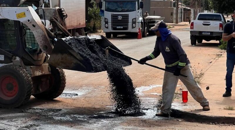 Prefeitura assina ordem de serviço para 12 frentes de trabalho e acelera tapa-buraco nas sete regiões Prefeitura assina ordem de serviço para 12 frentes de trabalho e acelera tapa-buraco nas sete regiões