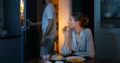 Comer tarde da noite pode aumentar o risco de doenças hepáticas