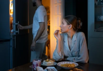 Comer tarde da noite pode aumentar o risco de doenças hepáticas