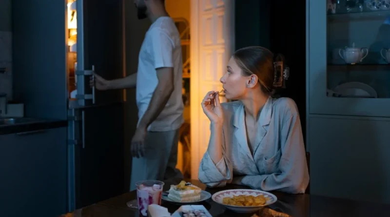 Comer tarde da noite pode aumentar o risco de doenças hepáticas