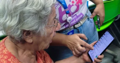 Oficina de inclusão digital ensina pessoas idosas a usar a internet com mais segurança