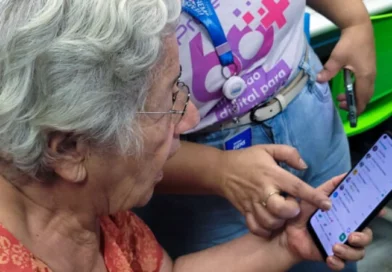 Oficina de inclusão digital ensina pessoas idosas a usar a internet com mais segurança