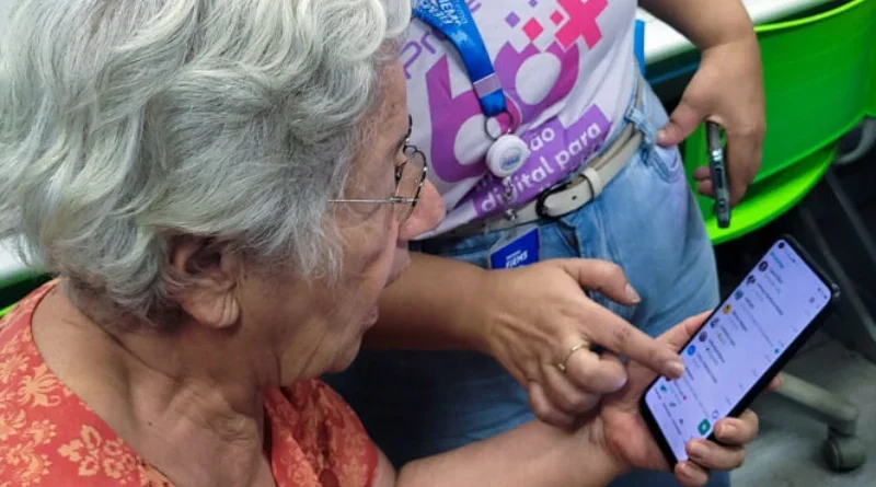 Oficina de inclusão digital ensina pessoas idosas a usar a internet com mais segurança